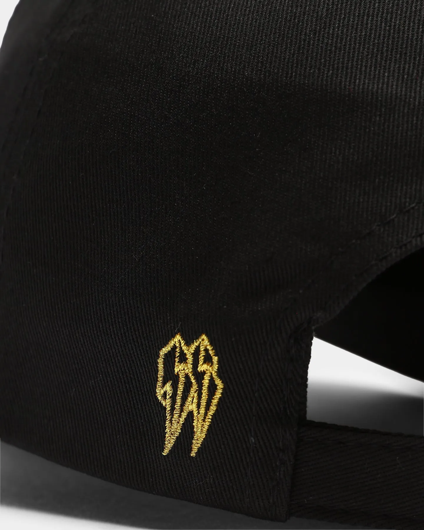 EN ES Strapback Black/Gold
